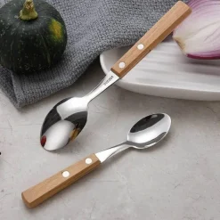 Edelstahl-Besteckset mit eleganten Holzgriffen zum Essen