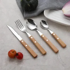 Edelstahl-Besteckset mit eleganten Holzgriffen zum Essen