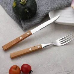 Edelstahl-Besteckset mit eleganten Holzgriffen zum Essen