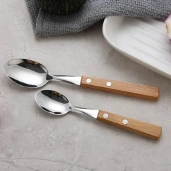 Edelstahl-Besteckset mit eleganten Holzgriffen zum Essen