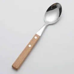 Edelstahl-Besteckset mit eleganten Holzgriffen zum Essen