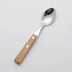 Edelstahl-Besteckset mit eleganten Holzgriffen zum Essen