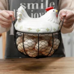 Eierhalter aus Keramik für Hühnereier – Drahtkorb-Dekoration im Landhausstil