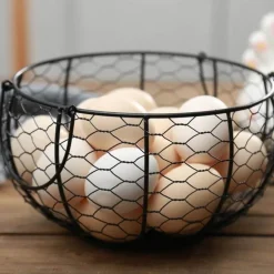 Eierhalter aus Keramik für Hühnereier – Drahtkorb-Dekoration im Landhausstil