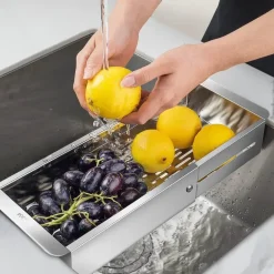 Einziehbarer Gemüseabtropfkorb aus Edelstahl für die Spüle
