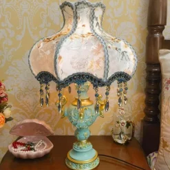 Elegante blaue Nachttischlampe – Kreative Beleuchtung für ein luxuriöses Schlafzimmer