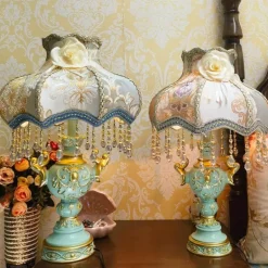 Elegante blaue Nachttischlampe – Kreative Beleuchtung für ein luxuriöses Schlafzimmer