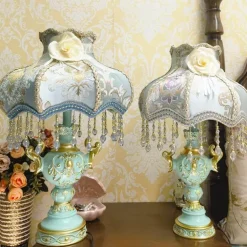 Elegante blaue Nachttischlampe – Kreative Beleuchtung für ein luxuriöses Schlafzimmer