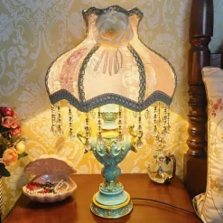 Elegante blaue Nachttischlampe – Kreative Beleuchtung für ein luxuriöses Schlafzimmer