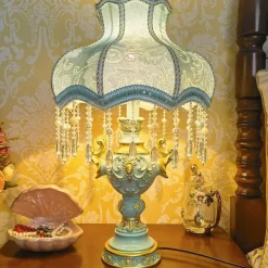 Elegante blaue Nachttischlampe – Kreative Beleuchtung für ein luxuriöses Schlafzimmer