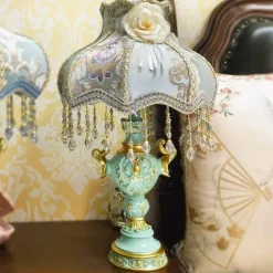 Elegante blaue Nachttischlampe – Kreative Beleuchtung für ein luxuriöses Schlafzimmer