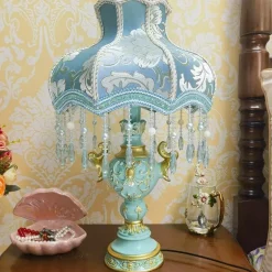 Elegante blaue Nachttischlampe – Kreative Beleuchtung für ein luxuriöses Schlafzimmer