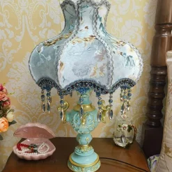 Elegante blaue Nachttischlampe – Kreative Beleuchtung für ein luxuriöses Schlafzimmer