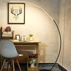 Elegante geschwungene LED-Eck-Stehleuchte