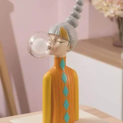 Elegante Tischlampe aus Kunstharz – Charmante Wohndekoration für Mädchen