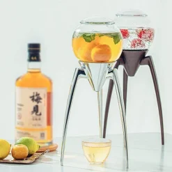 Eleganter dreibeiniger Filterkaffee-/Teebereiter – Stilvolle Brühstation