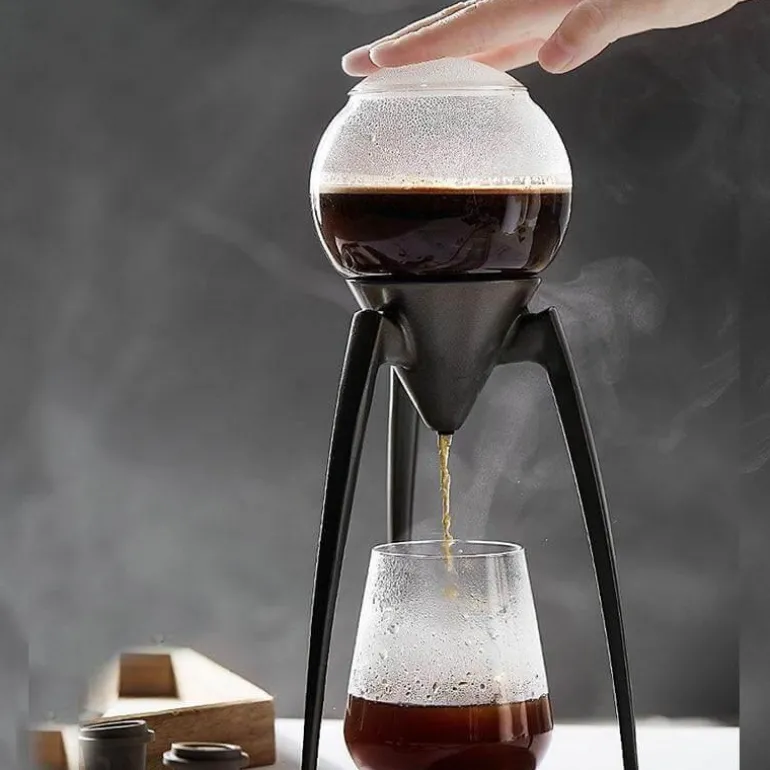 Eleganter dreibeiniger Filterkaffee-/Teebereiter – Stilvolle Brühstation