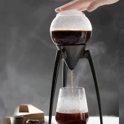 Eleganter dreibeiniger Filterkaffee-/Teebereiter – Stilvolle Brühstation