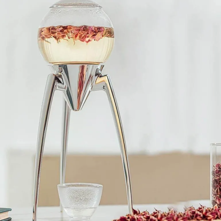 Eleganter dreibeiniger Filterkaffee-/Teebereiter – Stilvolle Brühstation