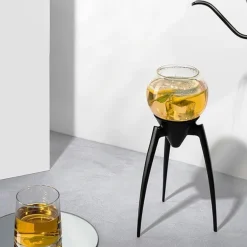 Eleganter dreibeiniger Filterkaffee-/Teebereiter – Stilvolle Brühstation