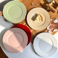 Eleganter Essteller aus Keramik – schlichtes geprägtes Design