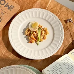 Eleganter Essteller aus Keramik – schlichtes geprägtes Design