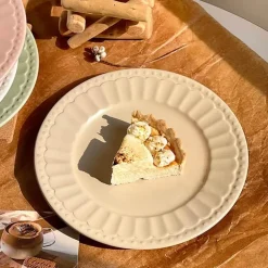 Eleganter Essteller aus Keramik – schlichtes geprägtes Design