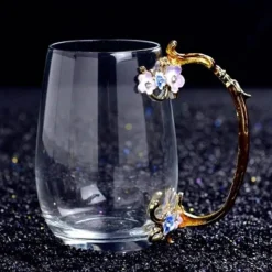 Eleganter Kaffeebecher aus Metall – Luxus-Trinkbecher mit Handgriff