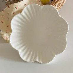 Eleganter Keramik-Essteller mit Blumenmuster – Teller mit Blumenmuster