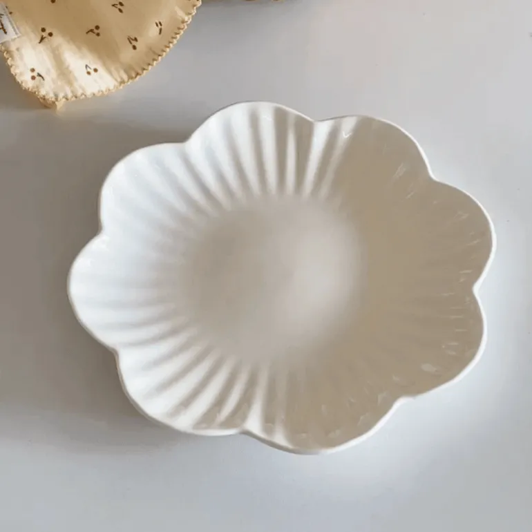 Eleganter Keramik-Essteller mit Blumenmuster – Teller mit Blumenmuster