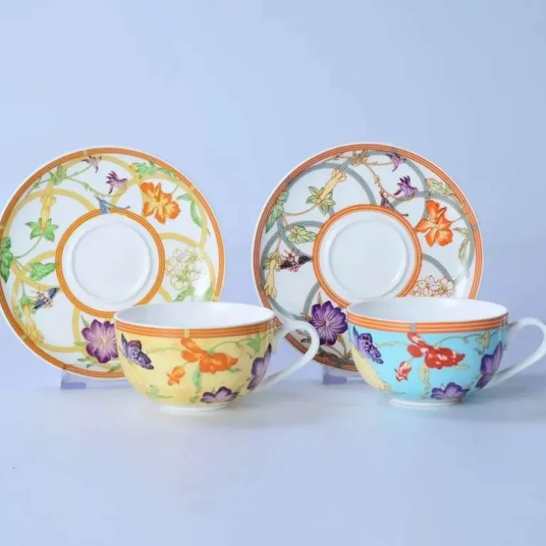 Elegantes Geschirrset aus Knochenporzellan – Teller, Tassen und Untertassen zum Essen