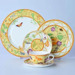 Elegantes Geschirrset aus Knochenporzellan – Teller, Tassen und Untertassen zum Essen