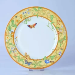 Elegantes Geschirrset aus Knochenporzellan – Teller, Tassen und Untertassen zum Essen