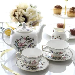 Elegantes Kaffee- und Teeservice mit Tassen, Untertasse, Kanne, Milch, Zucker, Teller und Tablett