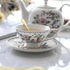 Elegantes Kaffee- und Teeservice mit Tassen, Untertasse, Kanne, Milch, Zucker, Teller und Tablett