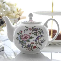 Elegantes Kaffee- und Teeservice mit Tassen, Untertasse, Kanne, Milch, Zucker, Teller und Tablett