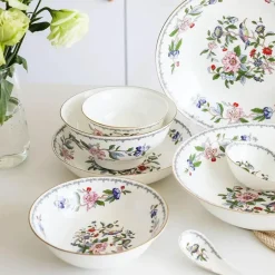 Elegantes Kaffee- und Teeservice mit Tassen, Untertasse, Kanne, Milch, Zucker, Teller und Tablett