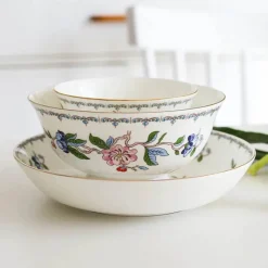 Elegantes Kaffee- und Teeservice mit Tassen, Untertasse, Kanne, Milch, Zucker, Teller und Tablett