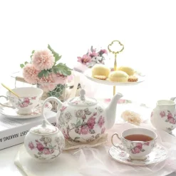 Elegantes Royal Rose Teeservice - Teekanne, Teetassen, Milchkännchen, Zuckerdose, Untertasse