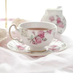 Elegantes Royal Rose Teeservice - Teekanne, Teetassen, Milchkännchen, Zuckerdose, Untertasse