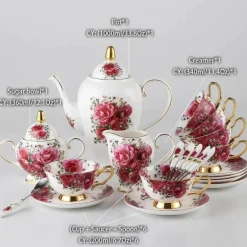 Elegantes Teeservice aus Knochenporzellan – Teekanne, Tassen, Untertassen, Zuckerdose, Krug