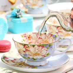 Elegantes Teeservice aus Keramik – Kombination aus Tasse, Untertasse und Löffel