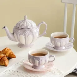 Elegantes Teeservice aus Porzellan – Teekanne, Tassen, Untertassen, Kaffeekanne für Partys