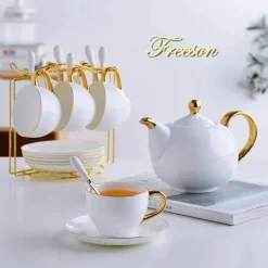 Elegantes Teeservice aus Bone China – Teetassen und Teekanne aus weißem Gold