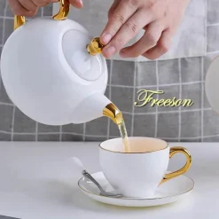 Elegantes Teeservice aus Bone China – Teetassen und Teekanne aus weißem Gold