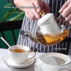 Elegantes Teeservice aus goldweißer Keramik mit Glasteekanne