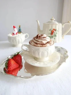 Elegantes Teetassen- und Untertassen-Set „French Garden“ aus cremefarbener Keramik