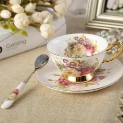 Elegantes Teetassen-Set mit Blumenmuster – Premium Bone China mit Untertasse und Löffel