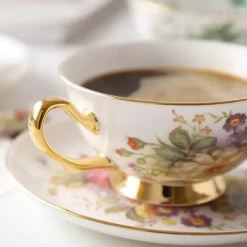 Elegantes Teetassen-Set mit Blumenmuster – Premium Bone China mit Untertasse und Löffel