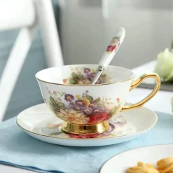Elegantes Teetassen-Set mit Blumenmuster – Premium Bone China mit Untertasse und Löffel